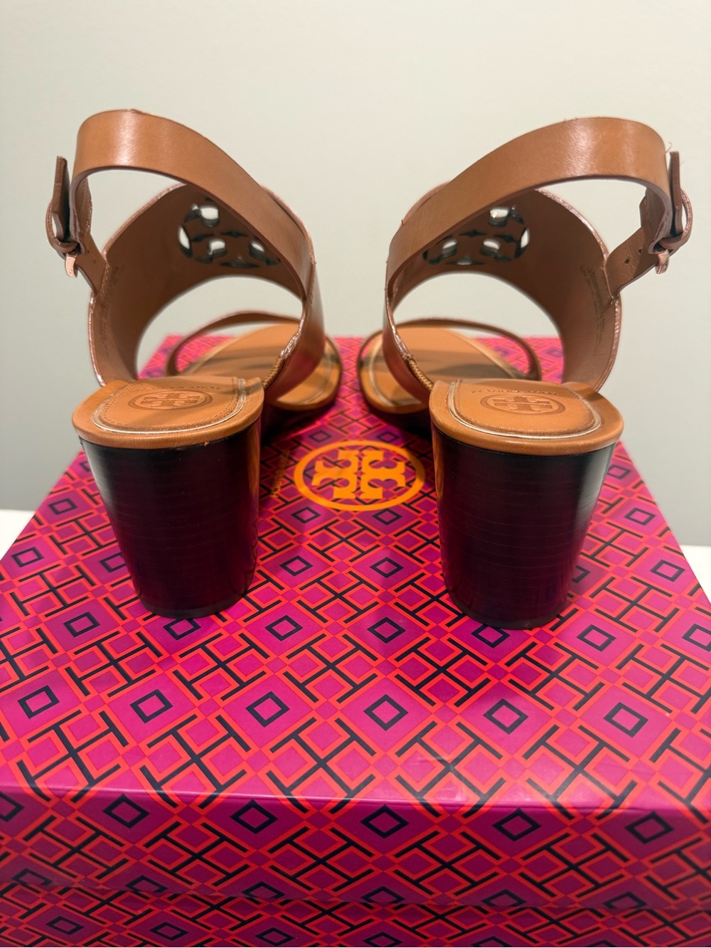 Tory Burch Cognac Leather Wedge Sandals with Logo Medallion - Picture 4 of 8